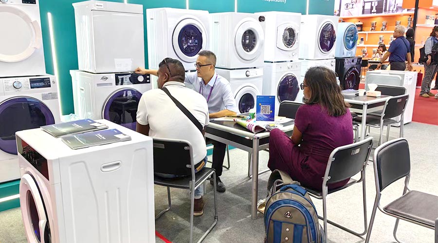 廣交會參展第一天！金環(huán)電器吸引國內(nèi)外客戶參觀交流